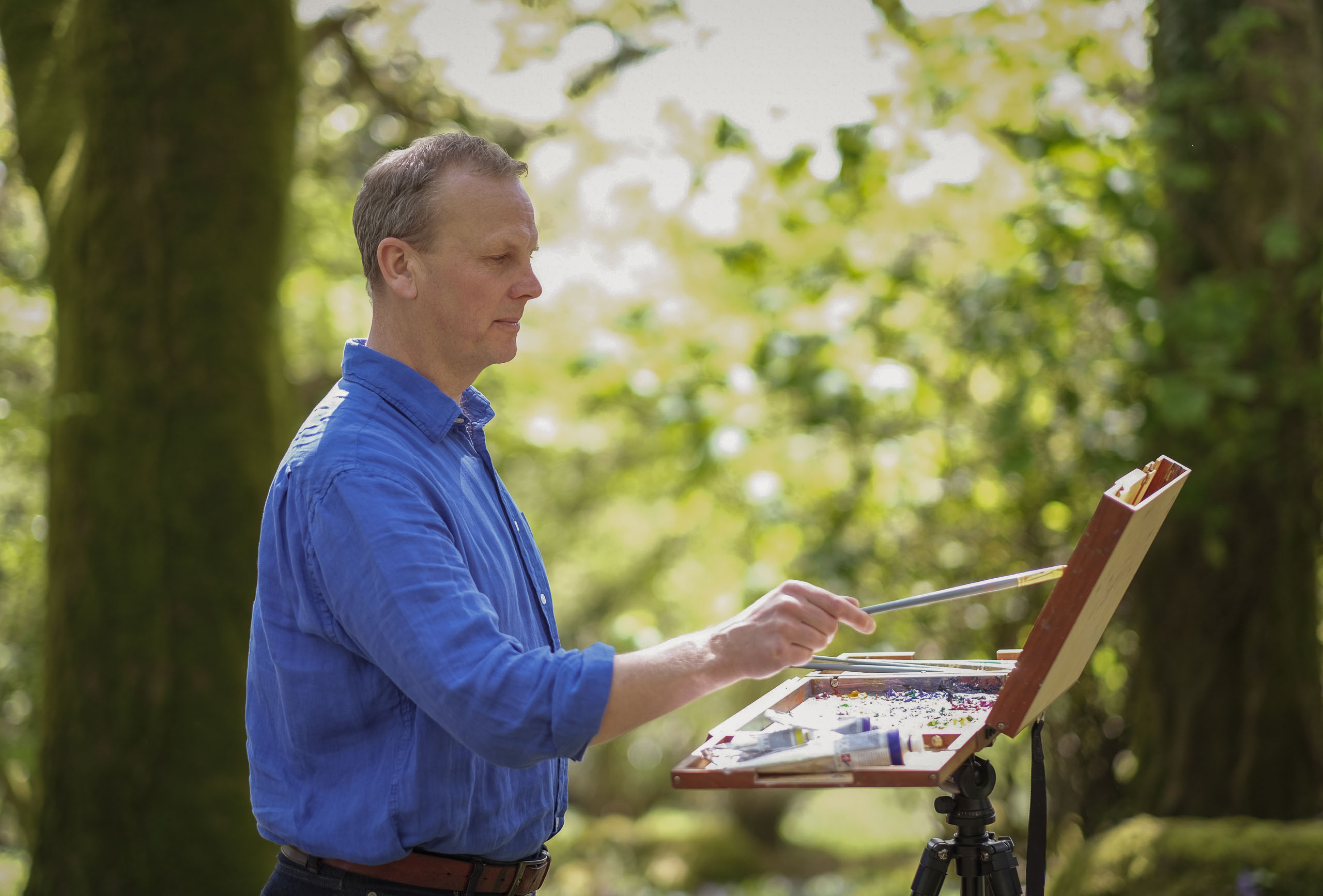 Devon artist Leigh Glover working on landscape and natural world artwork